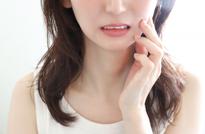 歯が痛い女性