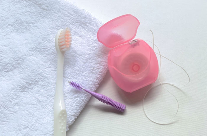 タオル 歯ブラシと歯間ブラシとフロス